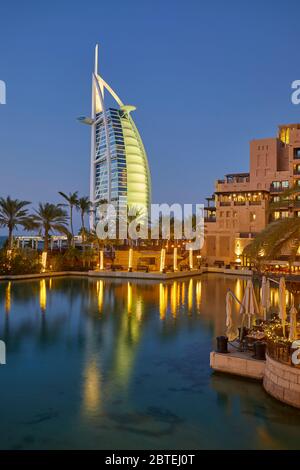 Burj al Arab hotel at Dusk, Dubai, Emirati Arabi Uniti (Emirati Arabi Uniti) Foto Stock