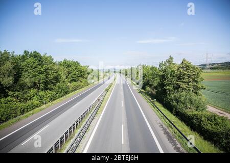 Bamberg, Germania. 24 maggio 2020. Bamberg, Germania 24.05.2020: Immagini simboliche - 2020 una vista del vuoto A 70 vicino Bamberga, senza auto, estinta, | utilizzo nel mondo Credit: dpa/Alamy Live News Foto Stock