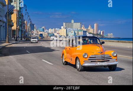 Havana - classica vecchia auto americana che guida lungo il Malecon, Cuba Foto Stock