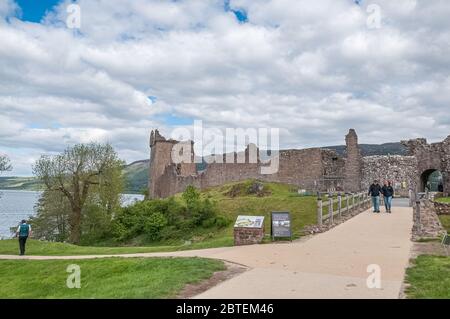 LOCH NESS, GRAN BRETAGNA - 29 MAGGIO 2019: Turisti all'ingresso del Castello di Urquhart Foto Stock