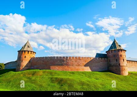 Veliky Novgorod Cremlino, Metropolitan e Fedor torri al tramonto estivo a Veliky Novgorod, Russia, viaggio paesaggio estivo di Veliky Novgorod Landmar Foto Stock