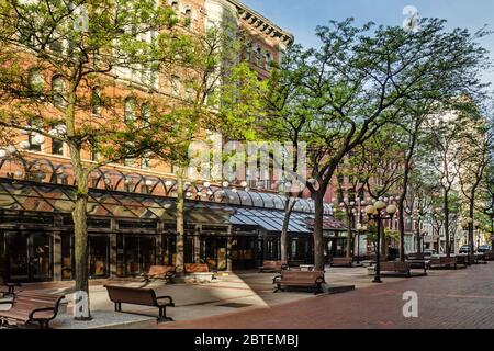 Syracuse, New York, Stati Uniti. 24 maggio 2020. Vista di Hanover Square nel centro di Syracuse, NY, in un tranquillo weekend di primavera mattina Foto Stock