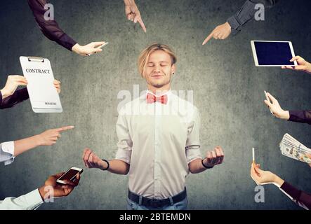 Giovane uomo d affari è meditare per alleviare lo stress della frenetica vita aziendale Foto Stock