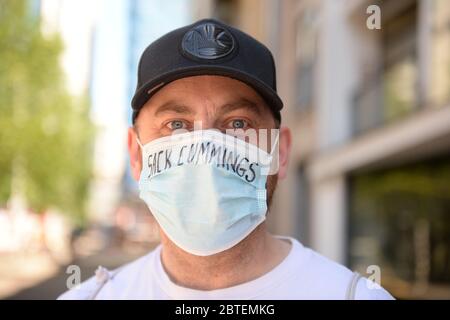 MANCHESTER, UK una persona che indossa una maschera di protezione individuale proclamando 'SACK CUMMINGS', come crescono le chiamate per il capo SPAD del primo ministro Boris Johnson, Dominic Cummings, di essere saccheggiato dalla sua posizione per aver violato le regole di blocco che ha contribuito a creare, Lunedi 25 maggio 2020 (Credit: Pat Scaasi | MI News) Credit: MI News & Sport /Alamy Live News Foto Stock