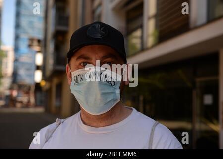 MANCHESTER, UK una persona che indossa una maschera di protezione individuale proclamando 'SACK CUMMINGS', come crescono le chiamate per il capo SPAD del primo ministro Boris Johnson, Dominic Cummings, di essere saccheggiato dalla sua posizione per aver violato le regole di blocco che ha contribuito a creare, Lunedi 25 maggio 2020 (Credit: Pat Scaasi | MI News) Credit: MI News & Sport /Alamy Live News Foto Stock