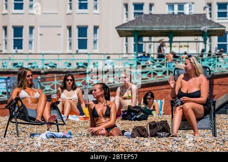 Brighton, Regno Unito. 25 Maggio 2020. E' soleggiata e la gente viene in spiaggia e sul mare a Brighton, durante le vacanze di Lunedi'. È occupato ma ancora plentyu di spazio per la distanza sociale. Il "blocco" dei morti continua per l'epidemia di Coronavirus (Covid 19). Credit: Guy Bell/Alamy Live News Foto Stock