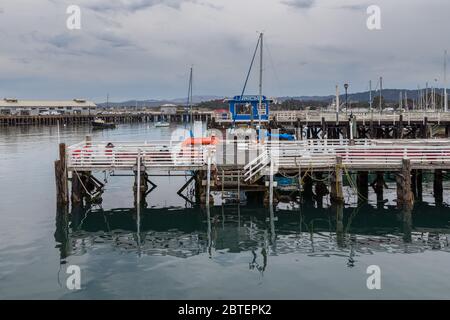 Monterey, California, USA - 09 giugno 2015: Vista del molo e Fisherman Wharf, costa dell'Oceano Pacifico. Foto Stock