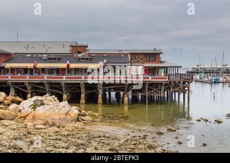 Monterey, California, USA - 09 giugno 2015: Vista del molo e Fisherman Wharf, costa dell'Oceano Pacifico. Foto Stock