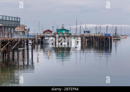 Monterey, California, USA - 09 giugno 2015: Vista del molo e Fisherman Wharf, costa dell'Oceano Pacifico. Foto Stock