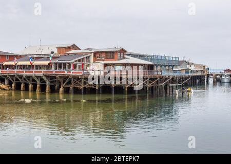 Monterey, California, USA - 09 giugno 2015: Vista del molo e Fisherman Wharf, costa dell'Oceano Pacifico. Foto Stock