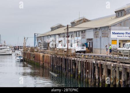 Monterey, California, USA - 09 giugno 2015: Vista del molo e Fisherman Wharf, costa dell'Oceano Pacifico. Foto Stock