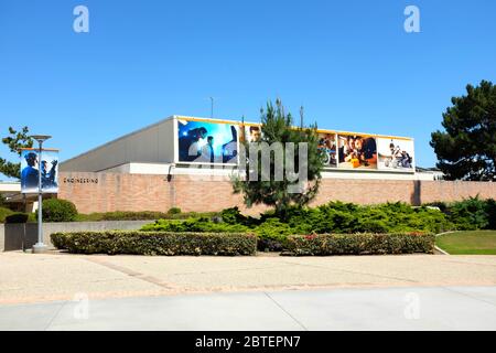 FULLERTON CALIFORNIA - 22 MAGGIO 2020: Edificio di ingegneria nel campus della California state University Fullerton, CSUF. Foto Stock