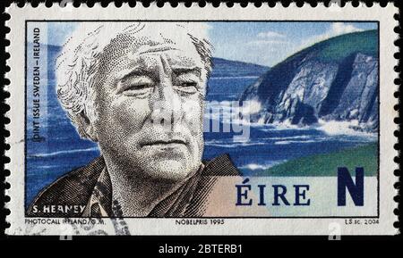 Nobel ha assegnato Séamus Heaney con francobollo irlandese Foto Stock