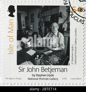 Ritratto di Sir John Betjeman su francobollo britannico Foto Stock