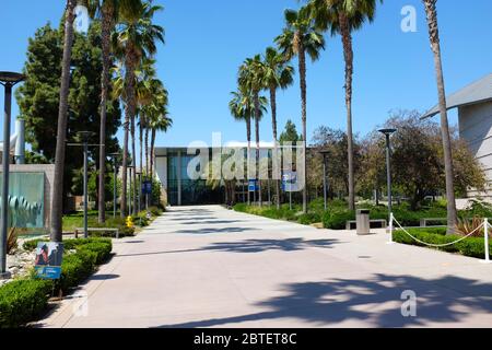 FULLERTON CALIFORNIA - 22 MAGGIO 2020: Pista ciclabile sui terreni della California state University Fullerton, CSUF. Foto Stock