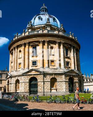 La Radcliffe Camera in Oxford visto su una fine English giorno d'estate. Foto Stock