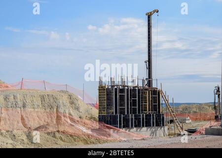 Costruzione di un nuovo interscambio stradale e di trasporto. Lavori su strutture in cemento armato e superficie stradale. Foto Stock