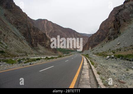 Splendida vista sull'autostrada Karakoram nelle montagne Foto Stock