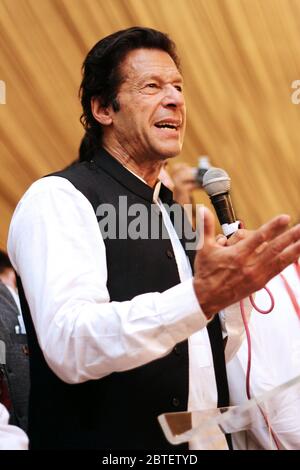 Pakistan Tehreek-e-insaf presidente Imran Khan parlando sulla microfono nella convenzione dei giovani 06/04/2013 Foto Stock