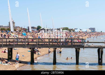 Southend on Sea, Essex, Regno Unito. 25 maggio 2020. Con l'allentamento delle linee guida di blocco del Regno Unito per la pandemia di Coronavirus COVID-19 molte persone si sono recate alla popolare cittadina marittima per il Bank Holiday, imballando le spiagge Foto Stock