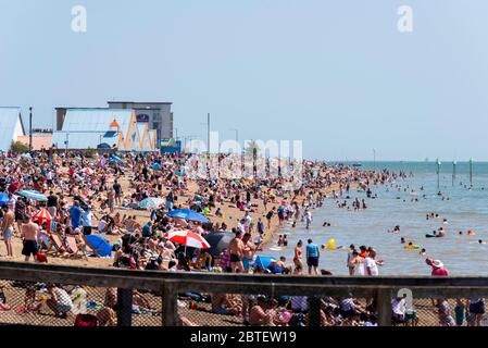 Southend on Sea, Essex, Regno Unito. 25 maggio 2020. Con l'allentamento delle linee guida di blocco del Regno Unito per la pandemia di Coronavirus COVID-19 molte persone si sono recate alla popolare cittadina marittima per il Bank Holiday, imballando le spiagge Foto Stock