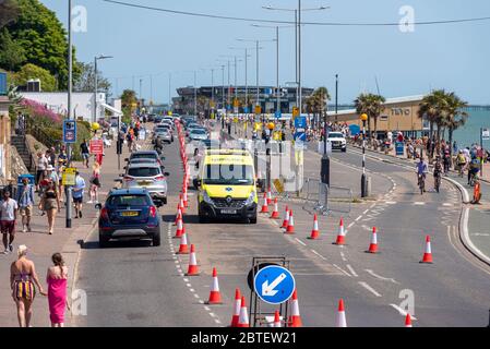 Southend on Sea, Essex, Regno Unito. 25 maggio 2020. Con l'allentamento delle linee guida di blocco del Regno Unito per la pandemia di Coronavirus COVID-19 molte persone si sono recate alla popolare cittadina marittima per il Bank Holiday, imballando le spiagge. Le strade sono affollate di auto, e un'ambulanza Foto Stock