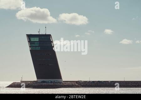 Centro de controlo e tráfego maritimo de Lisboa - immagine della torre di controllo marina di Lisbona durante il tempo soleggiato Foto Stock