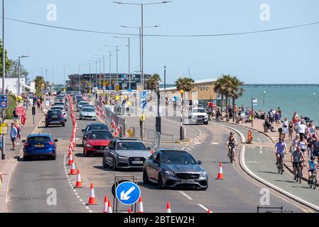 Southend on Sea, Essex, Regno Unito. 25 maggio 2020. Con l'allentamento delle linee guida di blocco del Regno Unito per la pandemia di Coronavirus COVID-19 molte persone si sono recate alla popolare cittadina marittima per il Bank Holiday, imballando le spiagge. Le strade sono affollate di automobili Foto Stock