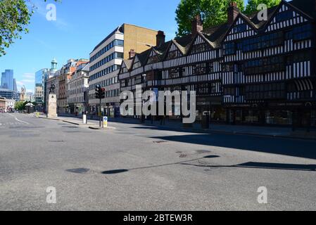 Un High Holborn vuoto con Tudor Staple Inn in primo piano, durante il Coronavirus Pandemic London Lockdown del 2020 Foto Stock