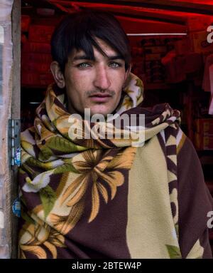 Giovani uomini con occhi verdi belli che si levano in piedi alla sua stalla al Babusar Top, in Naran Valley, Pakistan 29/06/2018 Foto Stock