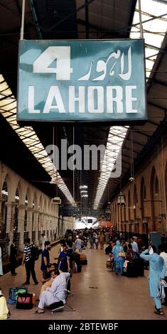 Passeggeri in attesa del treno alla stazione di Lahore, Pakistan 01/07/2018 Foto Stock