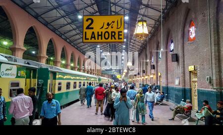 I passeggeri in attesa del treno alla stazione di Lahore, Pakistan, la notte 03/05/2019 Foto Stock