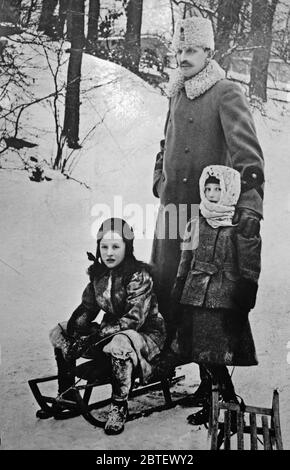 Principe Carl di Svezia e Norvegia (1861-1951) con i suoi figli, Principessa Margaretha (1899-1977) e Principessa Martha, in seguito Principessa della Corona di Norvegia (1901-1954) ca. 1909 Foto Stock