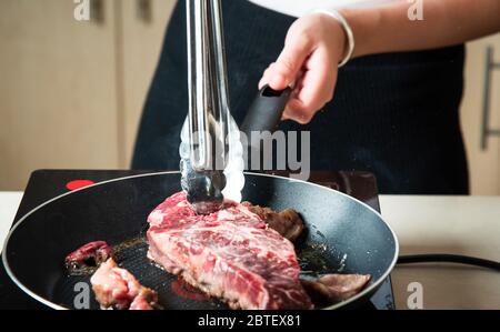 Bistecca di manzo giapponese Wagyu che si affina sulla casseruola. Preparazione di cibo domestico Foto Stock