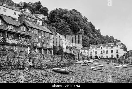 Il Red Lion Hotel e le case sul lato spiaggia di Clovelly, un piccolo porto e villaggio collinare perso nel tempo sulla costa del nord Devon Monochrome Foto Stock