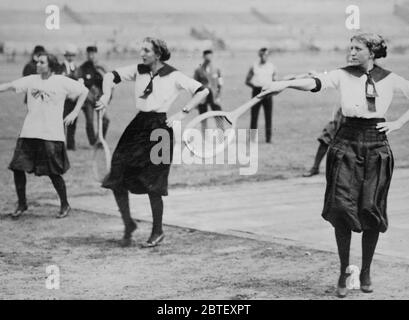 Giovani donne che dimostrano la loro tecnica di tennis, probabilmente durante il 6th Sokol slet (festa della ginnastica) che si tiene nel 1912 a Praga Foto Stock