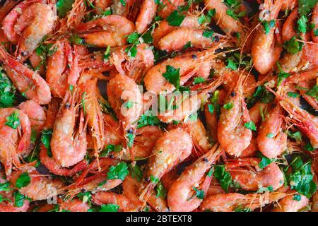 Gamberi bolliti freschi con coriandolo. Un delizioso piatto di pesce. Foto Stock