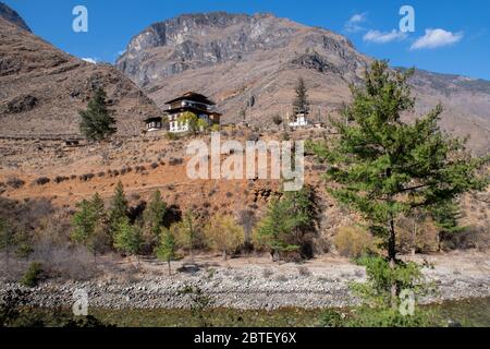 Bhutan. Paro-Thimphu Highway. Tachog Lhakhang aka Tachogang Lhakhang, uno dei Dzong più antichi del Bhutan. Foto Stock