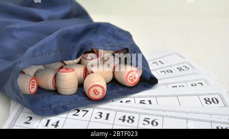Barili di legno lotti un sacchetto e le carte per giocare lotto sul tavolo. Foto Stock