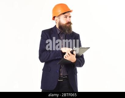 Ispettore del sito di costruzione con documenti. L'uomo con la bearded indossa un casco isolato su sfondo bianco. Supervisore con carte, casco e viso serio. Ispezione, supervisione, costruzione, costruzione. Foto Stock