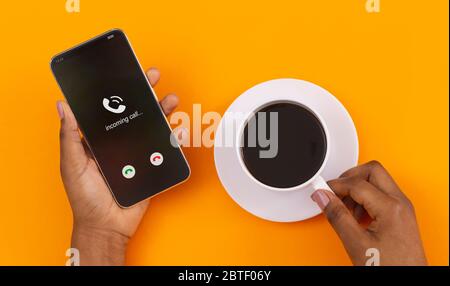 Telefono con presa manuale femmina con chiamata in entrata Foto Stock