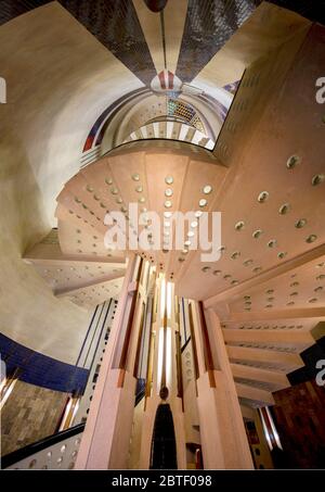 Brema, Böttcherstraße, Haus Atlantis, 1930/31 nach Entwürfen von Bernhard Hoetger erbaut, Das Treppenhaus im Stil des Art déco, Aufblick Foto Stock