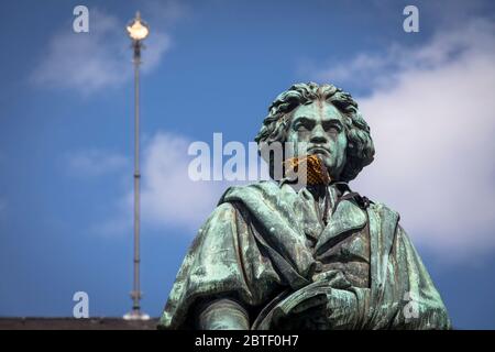 Il monumento di Beethoven con maschera a corona scivolata in piazza Muenster di fronte al vecchio ufficio postale, Bonn, Nord Reno-Westfalia, Germania. Das Be Foto Stock