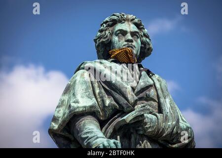 Il monumento di Beethoven con maschera a corona scivolata in piazza Muenster di fronte al vecchio ufficio postale, Bonn, Nord Reno-Westfalia, Germania. Das Be Foto Stock