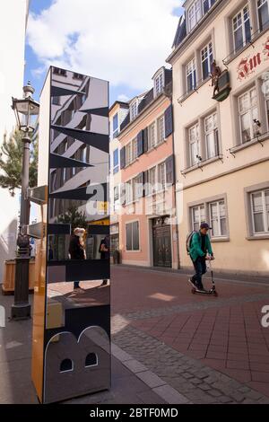 Colonna info di fronte alla casa di Beethoven, sulla via Bonngasse, luogo di nascita del compositore Ludwig van Beethoven, Bonn, Nord Reno-Westfalia, GE Foto Stock