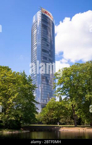 Vista dal bacino del Reno alla Torre postale, sede della società di logistica Deutsche Post DHL Group, Bonn, Renania settentrionale-Vestfalia, Germania Foto Stock