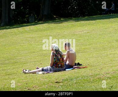 New Mills, Derbyshire. 25 maggio. 2020 UNA coppia godersi il sole della Bank Holiday nel parco High Lea a New Mills, Derbyshire. Non è necessario considerare la possibilità di un allontanamento sociale. Foto Stock