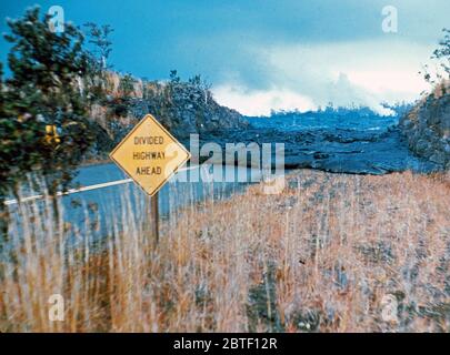 Questa è una foto da giugno 1969 durante il Mauna Ulu eruzione del vulcano Kilauea del flusso di lava in tutta la strada al Parco Nazionale dei Vulcani delle Hawaii. Foto Stock