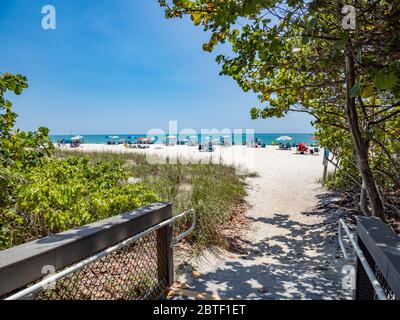 Passaggio pedonale d'ingresso a Nokomis Beach su Casey Key sul Golfo del Messico in Englewood Florida negli Stati Uniti Foto Stock