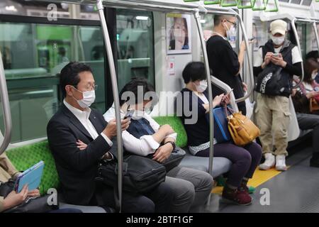 Tokyo, Giappone. 25 Maggio 2020. Le persone che indossano maschere facciali prendono un treno a Tokyo, Giappone, il 25 maggio 2020. Lunedì il primo ministro giapponese Shinzo Abe ha revocato lo stato di emergenza COVID-19 nelle cinque prefetture rimanenti ancora soggette a restrizioni, tra cui Tokyo, poiché la diffusione del virus è stata in gran parte controllata. Credit: Du Xiaoyi/Xinhua/Alamy Live News Foto Stock